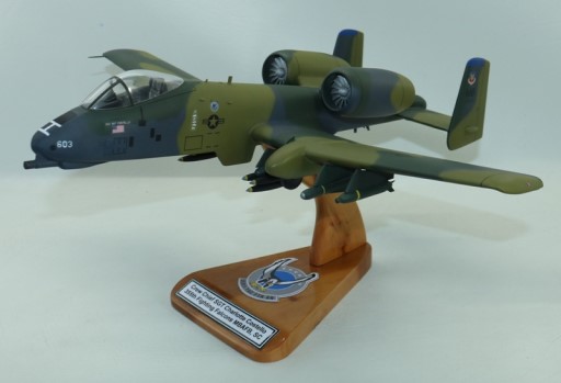 A‑10 Thunderbolt II model in camouflage with missiles and cockpit detail on wooden stand