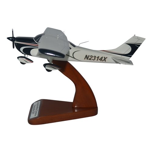 Cessna 182 Custom Airplane Model  - View 2