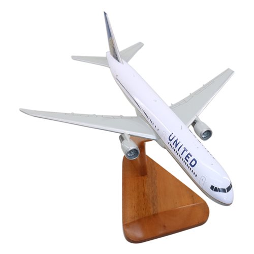 United Airlines Boeing 767-400 Custom Aircraft Model - View 5