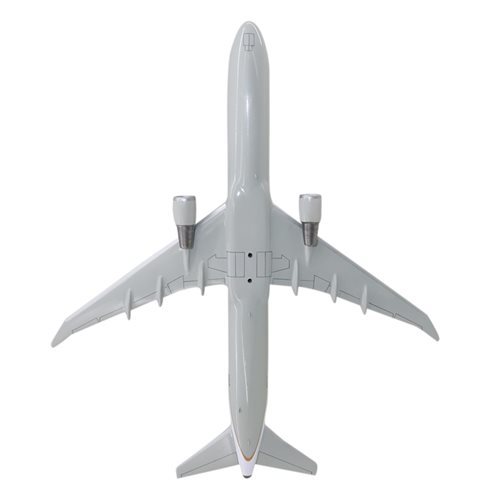 United Airlines Boeing 767-400 Custom Aircraft Model - View 7