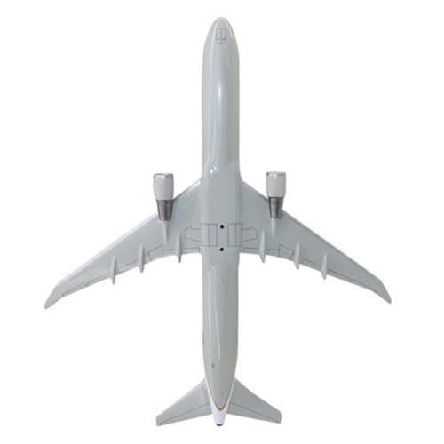 United Airlines Boeing 767-400 Custom Aircraft Model - View 7