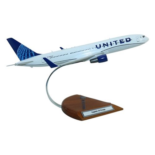 United Airlines Boeing 767-300 Custom Aircraft Model - View 4