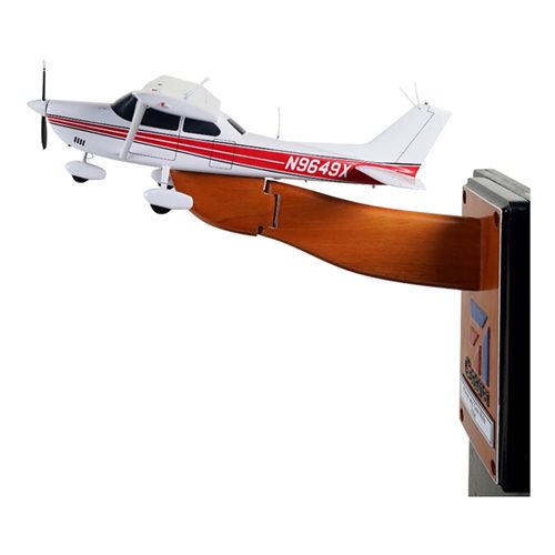 Cessna 182R Custom Aircraft Model - View 2